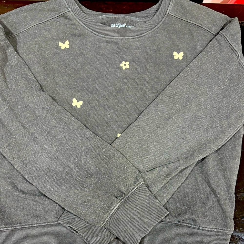 Gray sweater + white little decorations for girls